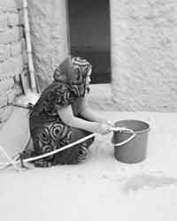 woman-washing-bucket_Africa
